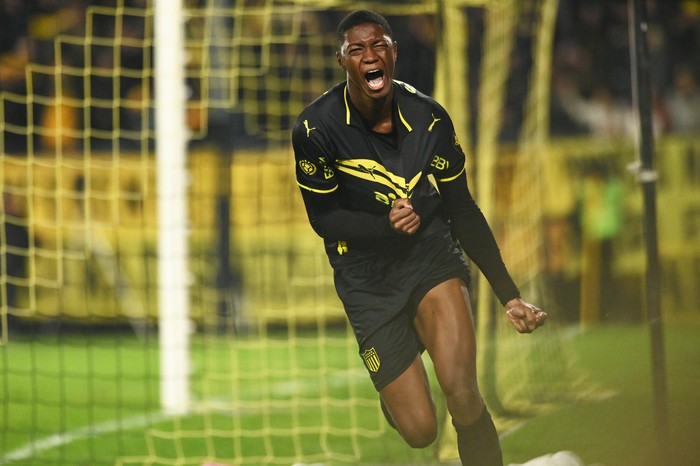 Matheus Babi, de Peñarol, luego de anotar un gol a Defensor Sporting, el 27 de julio, en el estadio Campeón del Siglo. · Foto: Alessandro Maradei