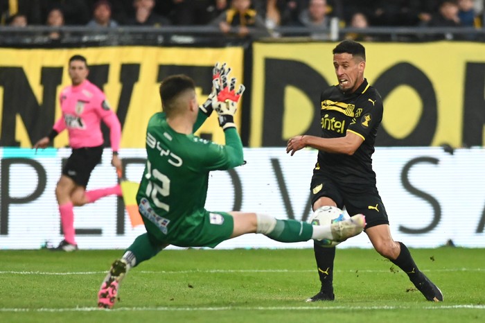 Kevin Dawson, golero de Defensor Sporting y  Javier Cabrera, de Peñarol Estadio Campeon del Siglo ( archivo 20240727) · Foto: Alessandro Maradei