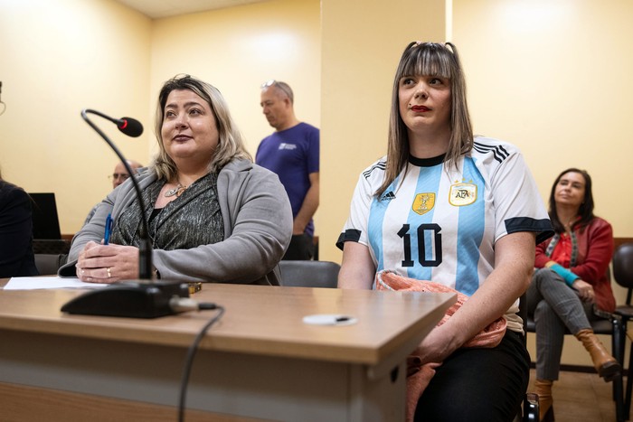 La abogada Elizabeth Frogge y Romina Papasso, durante una audiencia. · Foto: Mara Quintero