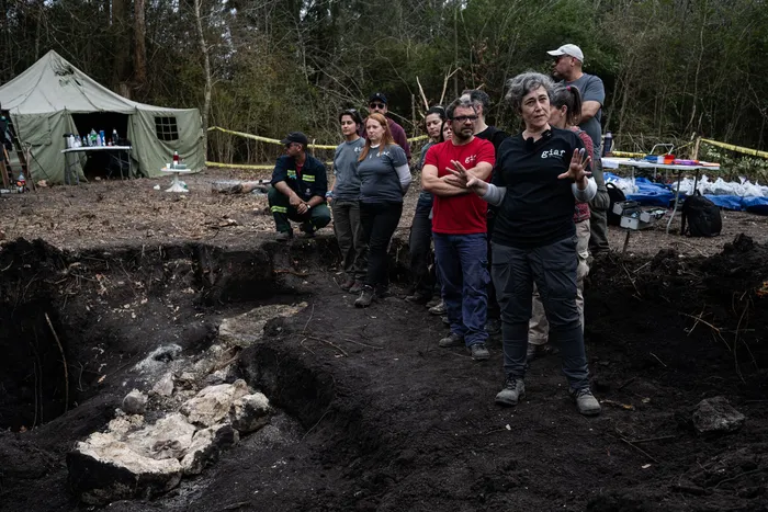 Grupo de Investigación Antropológica Forense (GIAF), tras hallar restos óseos en el batallón 14 (archivo, julio de 2024) · Foto: Mara Quintero