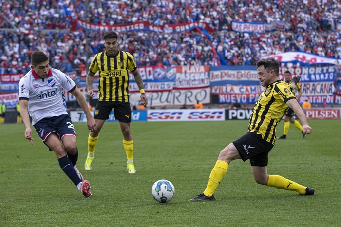 Lucas Sanabria, de Nacional, y  Lucas Hernández, de Peñarol, en el estadio Centenario (archivo, agosto de 2024). · Foto: Rodrigo Viera Amaral