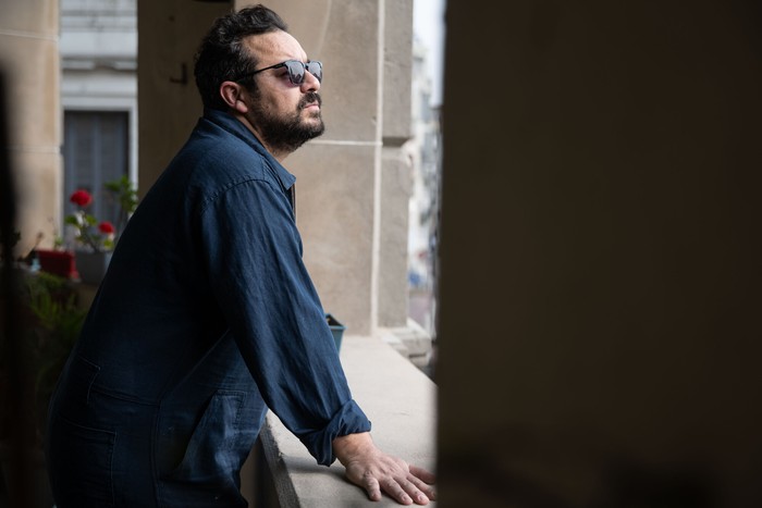 Foto principal del artículo 'Ernesto Tabárez: “Mirarse en el espejo y estar viejo, y que te asuste que no te quieran más, es para todos. No poder cantar era mío”' · Foto: Mara Quintero