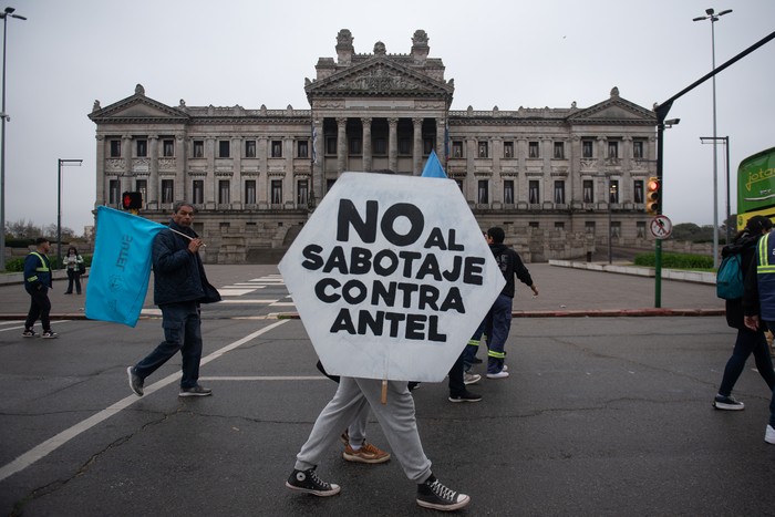 Movilización de Sutel, el 6 de agosto, en el Palacio Legislativo. · Foto: Gianni Schiaffarino