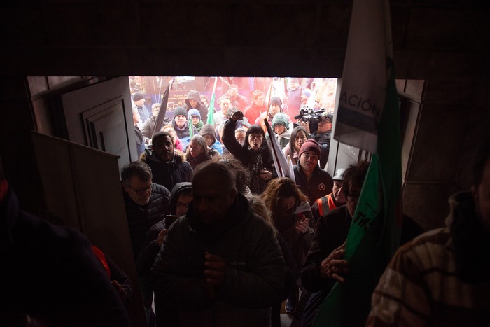 Durante el ingreso al Ministerio de Trabajo, el 7 de agosto, en Montevideo. · Foto: Gianni Schiaffarino