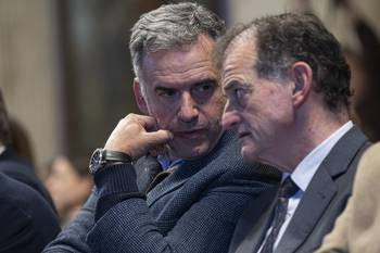 Yamandú Orsi y Guido Manini Ríos, en el Parlamento (archivo, 2024). · Foto: Rodrigo Viera Amaral