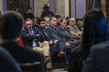 Álvaro Delgado, Andrés Ojeda, Yamandú Orsi, Guido Manini Ríos y Pablo Mieres, el 7 de agosto de 2024, en el Parlamento. · Foto: Rodrigo Viera Amaral