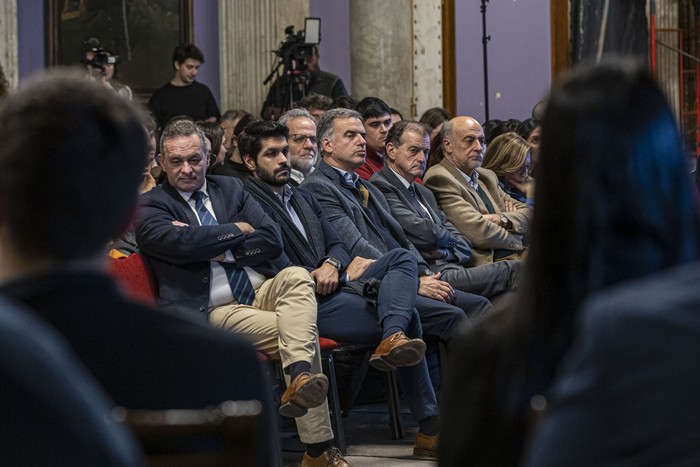 Álvaro Delgado, Andrés Ojeda ,Yamandú Orsi,Guido Manini Rios y Pablo Mieres, el 7 de agosto de 2024, en el Parlamento. · Foto: Rodrigo Viera Amaral