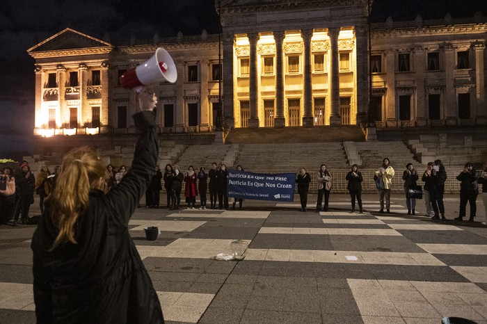 Performance de Proyecto Ikove en la explanada del Palacio Legislativo (archivo, agosto de 2024). · Foto: Alessandro Maradei Performance de Proyecto Ikove en la explanada del Palacio Legislativo (archivo, agosto de 2024). · Foto: Alessandro Maradei