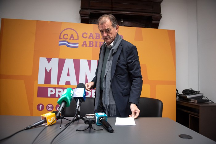 Guido Manini Ríos durante la conferencia de prensa, el 12 de agosto, en la sede de Cabildo Abierto. · Foto: Gianni Schiaffarino