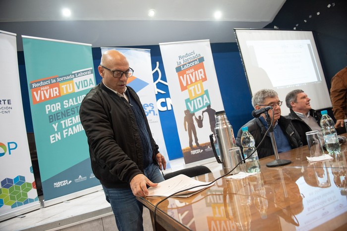 Marcelo Abdala, el 13 de agosto, en el lanzamiento de la campaña de reducción de la jornada laboral, en la sede sindical, en Montevideo. · Foto: Gianni Schiaffarino