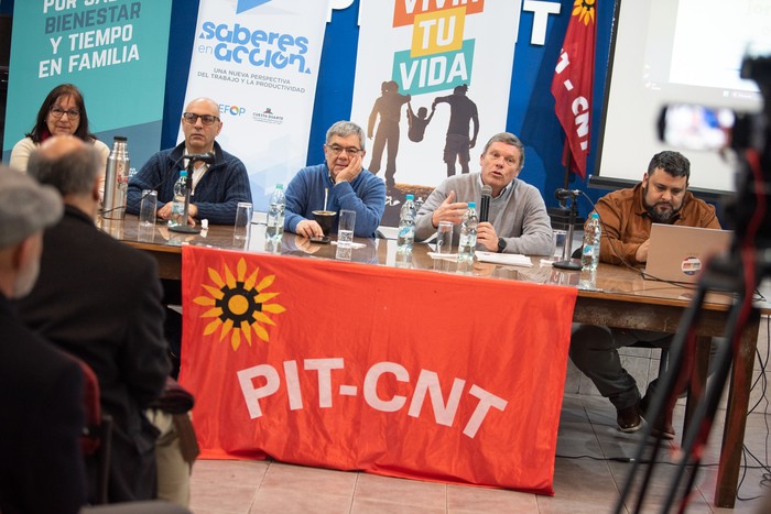 Elbia Pereira, Marcelo Abdala, Milton Castellano y Pablo Darscht, el 13 de agosto, en el PIT-CNT. · Foto: Gianni Schiaffarino