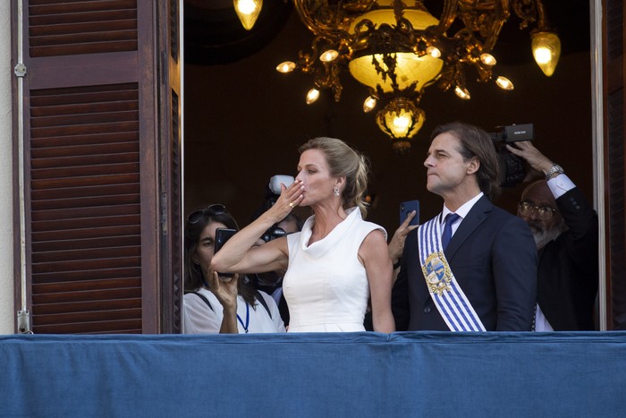 Lorena Ponce de León y Luis Lacalle Pou desde el edificio José Artigas, el 1° de marzo de 2020, en Montevideo. · Foto: Ernesto Ryan