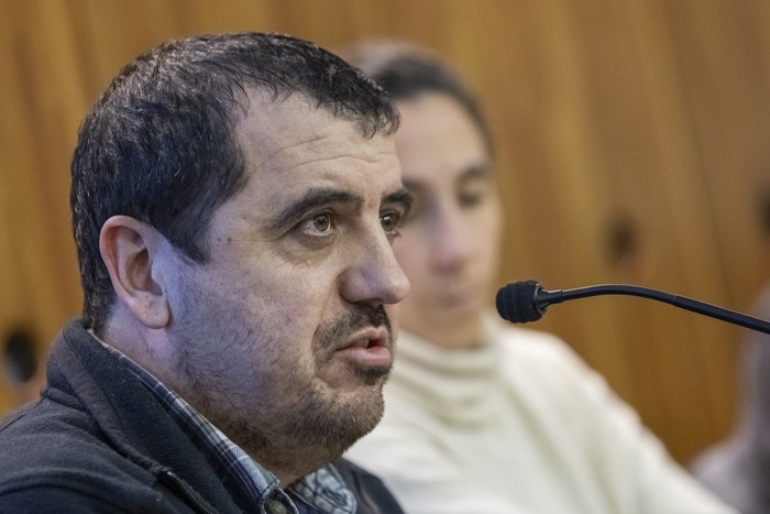 Lucas Silva, el 13 de agosto, durante una charla en la Facultad de Ciencias Sociales, en Montevideo. · Foto: Rodrigo Viera Amaral