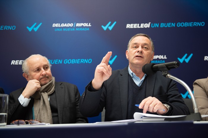 Pablo da Silveira y Álvaro Delgado, el 14 de agosto, en su sede de campaña 2024. · Foto: Gianni Schiaffarino