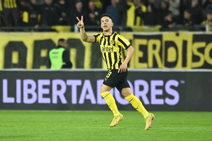 Leonardo Fernández, el 14 de agosto, luego de convertir ante The Strongest, en el estadio Campeón del Siglo. · Foto: Alessandro Maradei