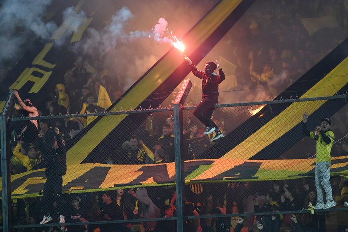 Hinchas de Peñarol en estadio Campeón del Siglo (archivo, agosto de 2024). · Foto: Alessandro Maradei