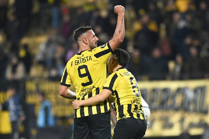 Facundo Batista y Leonardo Fernández, de Peñarol, en el estadio Campeón del Siglo (archivo, agosto de 2024). · Foto: Alessandro Maradei