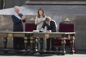 El presidente entrante Luis Lacalle Pou firma el acta del traspaso de mando ante escribana pública, durante la ceremonia de traspaso del mando presidencial, en la plaza Independencia (archivo, marzo de 2020). · Foto: Sandro Pereyra