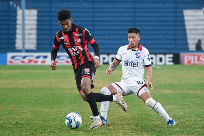 Ignacio Yepes, jugando para Miramar Misiones y Leandro Lozano, de Nacional, en el estadio Gran Parque Central (archivo, julio de 2024). · Foto: Guillermo Legaria