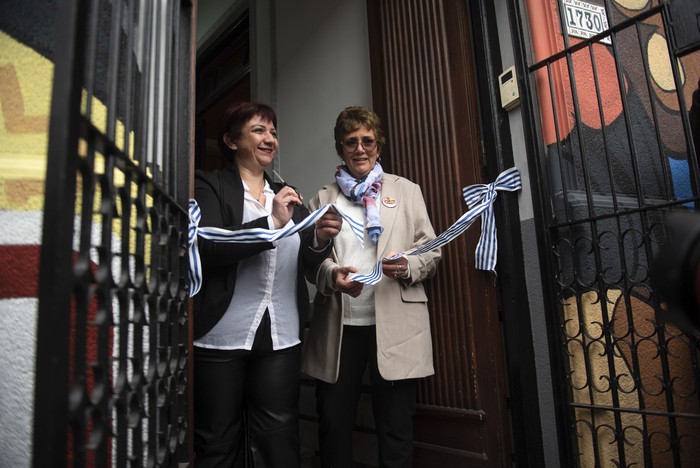 Laura Rivero y Mariela Burlón durante la inauguración de la sede sindical. · Foto: Gianni Schiaffarino