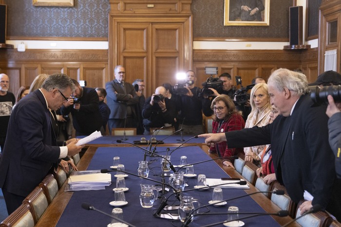 Ana Olivera, Beatriz Argimón, Jimena Fernández, Juan Miguel Petit, Carolina Cosse y Yamandú Orsi, en el Palacio Legislativo. · Foto: Ernesto Ryan