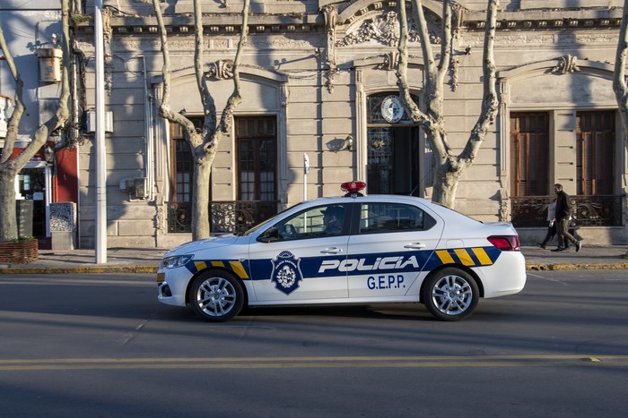 Efectivos policiales en Colonia del Sacramento (archivo, agosto de 2024). · Foto: Ignacio Dotti