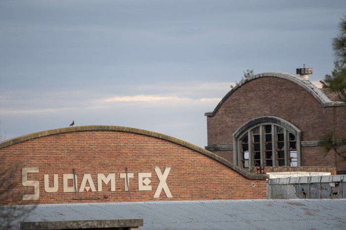 Edificio de Sudamtex donde se instalará la sede de la Universidad de la República, en Colonia del Sacramento (archivo). · Foto: Ignacio Dotti