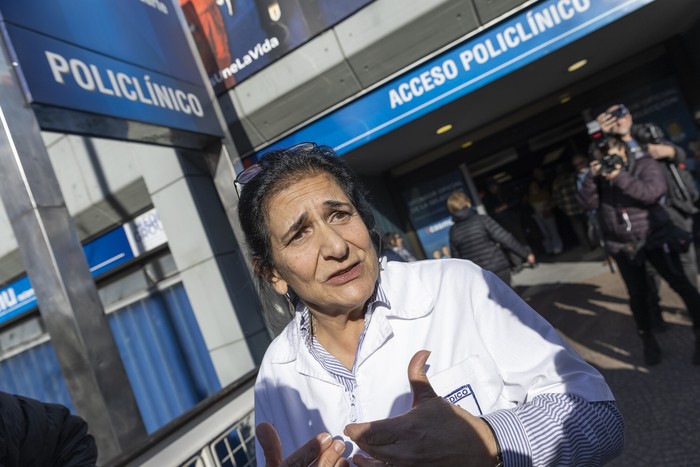 Raquel Pannone, durante una rueda de prensa, en la puerta del CASMU de 8 de Octubre, en Montevideo (archivo, agosto de 2024). · Foto: Rodrigo Viera Amaral