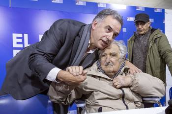 Yamandú Orsi y José Mujica. · Foto: Rodrigo Viera Amaral