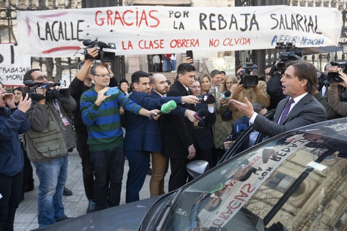 Luis Lacalle Pou, al retirarse de la Facultad de Medicina. · Foto: Alessandro Maradei