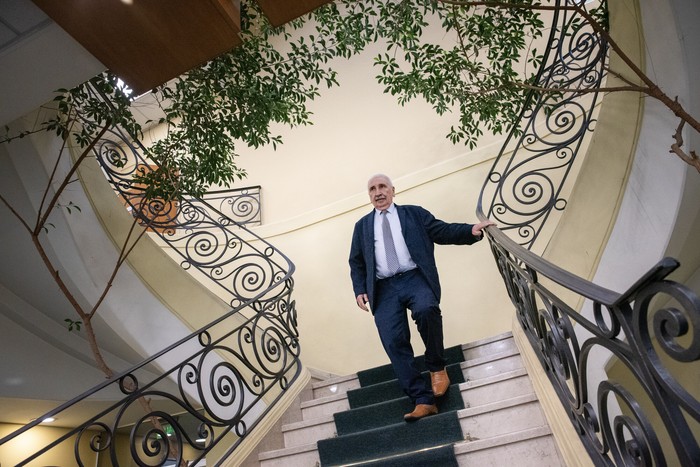 Juan Gómez antes de una conferencia de prensa, el 30 de agosto, en la sede de la Fiscalía de la calle Paysandú, en Montevideo. · Foto: Martín Varela Umpiérrez