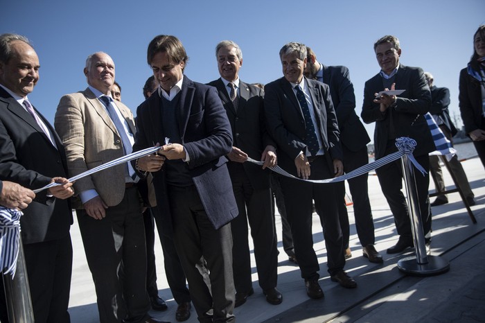 El presidente Luis Lacalle Pou en la inauguración de la Terminal Capurro del puerto de Montevideo. · Foto: Mara Quintero