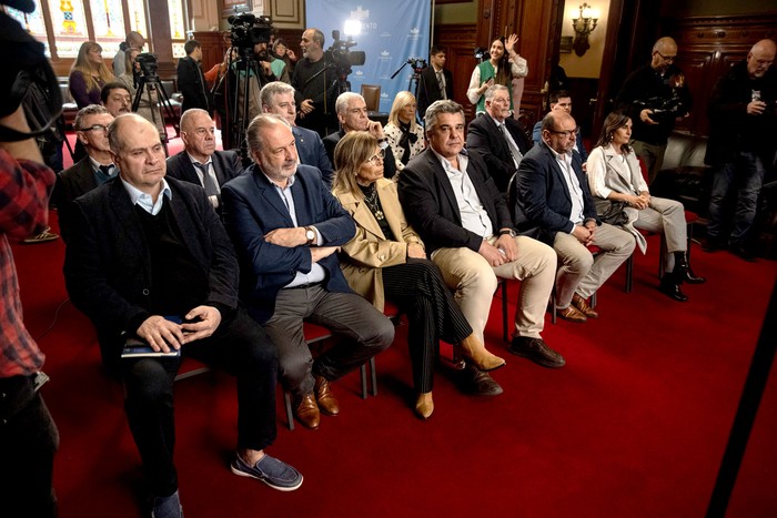 Firma de acuerdo interpartidario para convocar a apoyar el plebiscito sobre allanamientos nocturnos, el 4 de setiembre, en la antesala del Senado · Foto: Mara Quintero