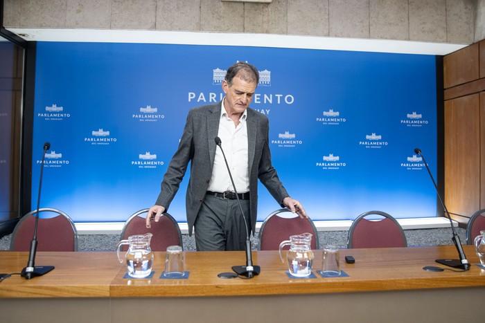 Guido Manini Ríos, en una conferencia de prensa en el edificio anexo al Palacio Legislativo (archivo, setiembre de 2024). · Foto: Mara Quintero