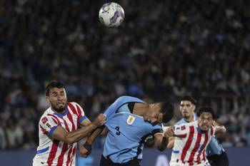 Junior Alonso, de Paraguay, y Luis Suárez, de Uruguay, el 6 de setiembre de 2024, en el estadio Centenario. · Foto: Mara Quintero