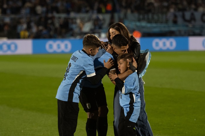 Luis Suarez y sus hijos en el Estadio Centenario · Foto: Mara Quintero