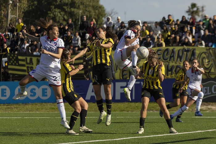 Partido clásico por la fecha 4 del fútbol femenino, el 8 de setiembre, en Las Acacias. · Foto: Rodrigo Viera Amaral