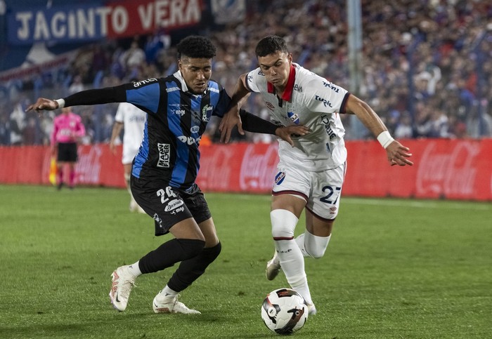 Kevin Amaro, de Liverpool, y Nahuel López, de Nacional, este domingo, en el Gran Parque Central. · Foto: Rodrigo Viera Amaral