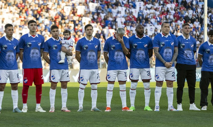 Los jugadores de Nacional durante el minuto de silencio, el 8 de setiembre, en el Gran Parque Central. · Foto: Rodrigo Viera Amaral