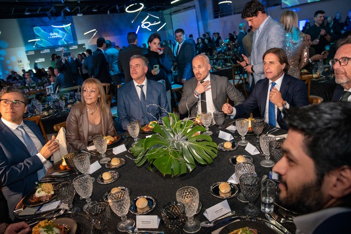 Carolina Cosse, Yamandú Orsi, Eduardo Mangarelli y Luis Lacalle Pou, durante la Gala de Endeavor Uruguay, el 12 de setiembre en el LATU. · Foto: Martín Varela Umpiérrez