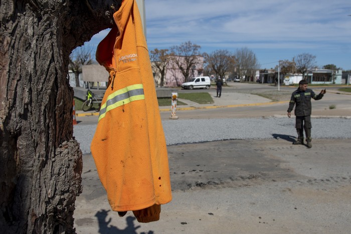 Trabajos de repavimentación de la empresa subcontratada por Abengoa Teyma, frente al sanatorio Camec y el monumento a Las Manos, en Juan Lacaze (archivo, setiembre de 2024). · Foto: Ignacio Dotti