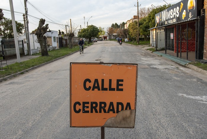 Calle cerrada en el barrio Charrúa de Juan Lacaze, producto de la repavimentación que se viene realizando luego de la obra de saneamiento (archivo, setiembre de 2024). · Foto: Ignacio Dotti