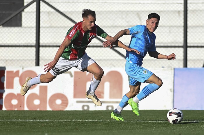 Enzo Siri, de Colón y Esteban Obregón, de Montevideo City Torque, el 16 de setiembre en el Parque Alfredo Víctor Viera. · Foto: Alessandro Maradei