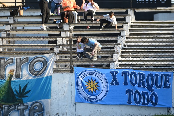 Hinchada de MC Torque, en el estadio Alfredo Víctor Viera (archivo, setiembre de 2024). · Foto: Alessandro Maradei