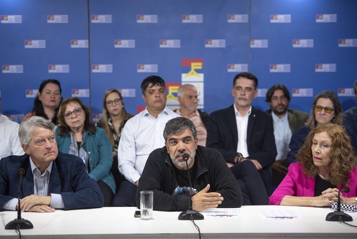 Rafael Michelini, Óscar Andrade y Constanza Moreira, durante la presentación de la lista al Senado en La Huella de Seregni. · Foto: Gianni Schiaffarino