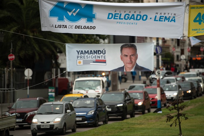 Foto principal del artículo 'Encuesta Factum: 47,1% votaría a Yamandú Orsi y 46,6% a Álvaro Delgado' · Foto: Gianni Schiaffarino