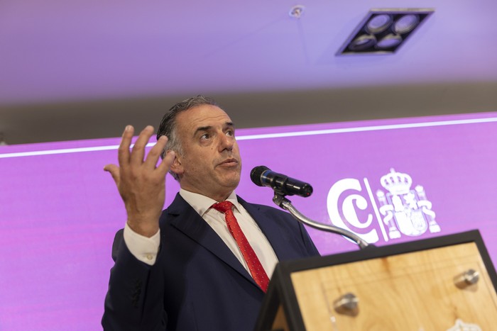 El candidato a la presidencia por el Frente Amplio, Yamandú Orsi, durante en su disertación  en una actividad organizada por la Cámara Española de Comercio. · Foto: Ernesto Ryan