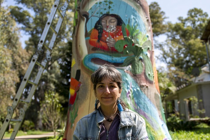 Vanesa Sívori, integrante del Proyecto Bosque Pintado en balneario El Ensueño. · Foto: Ignacio Dotti