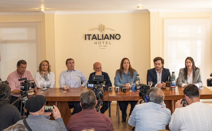 Sebastián da Silva, Laura Raffo, Ricardo Planchón, Javier García, María de Lima, Felipe Durán y Lorena Roqueta, durante la conferencia de prensa de la lista 2812 del Partido Nacional en Colonia. · Foto: Ignacio Dotti