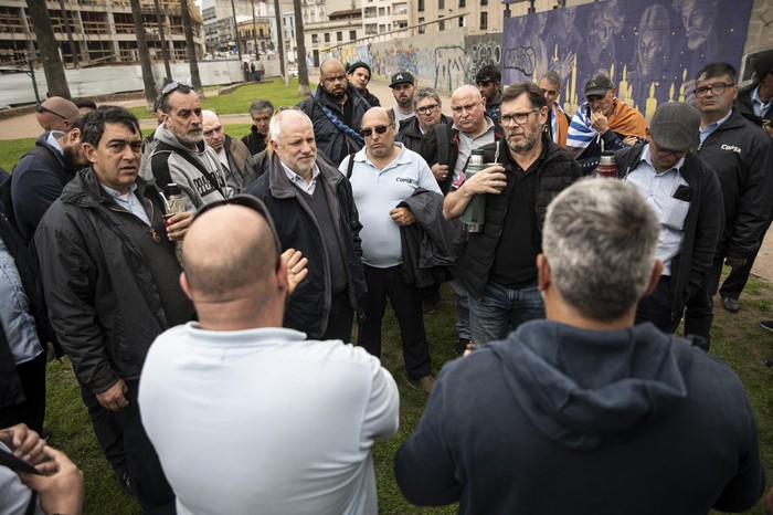 Trabajadores de Copsa luego de una audiencia tripartita en el Ministerio de Trabajo y Seguridad Social, el 25 de setiembre. · Foto: Mara Quintero